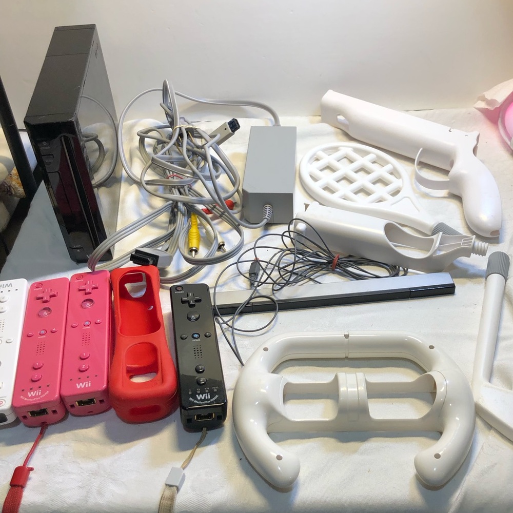 Nintendo Wii Black Console gaming set with 4 controllers, and accessories